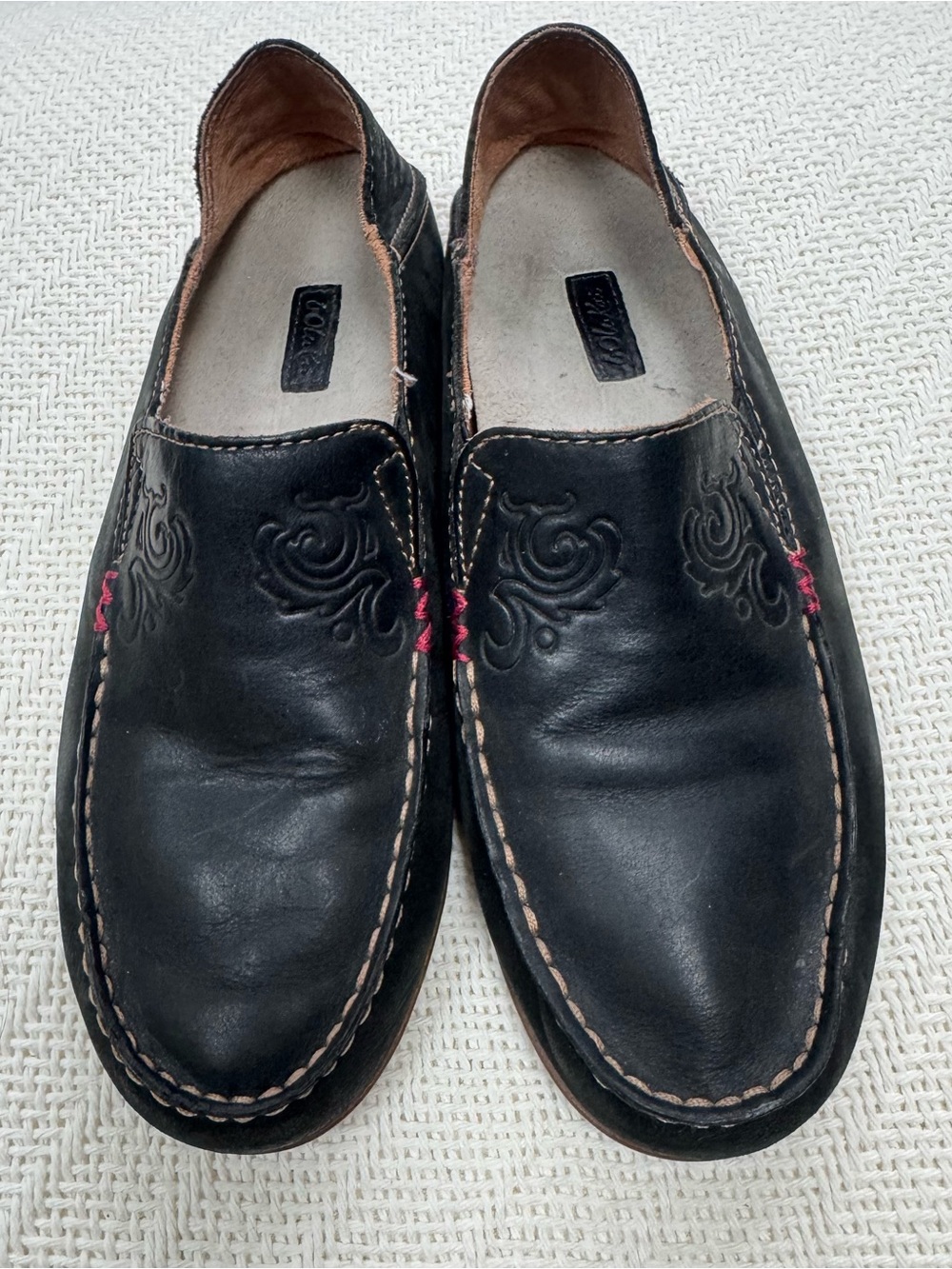 OluKai Black Women’s Sz 6 Embossed Leather Slip-On Loafers with Red Stitching